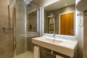 a bathroom with a sink and a shower at Hotel Madeira Centro in Benidorm