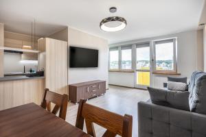een woonkamer met een bank en een tafel bij 18 Gdynia Centrum - Apartament Mieszkanie dla 4 os in Gdynia