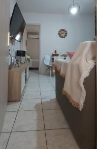 TV a/nebo společenská místnost v ubytování Comfy apartment near the port and the center of Volos