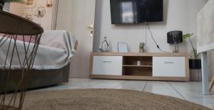 TV a/nebo společenská místnost v ubytování Comfy apartment near the port and the center of Volos