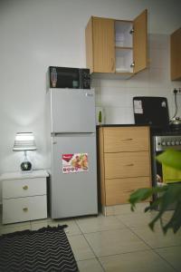 uma cozinha com um frigorífico branco e um micro-ondas em Nairobi Affordable studio apartments hosted by Lilian em Nairobi