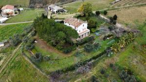 Casa Vacanze Cristina - Holiday House في ريباترانسوني: اطلالة جوية على منزل كبير على تلة
