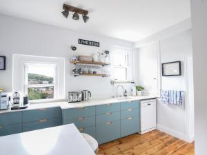 Kuchyň nebo kuchyňský kout v ubytování Coastal View