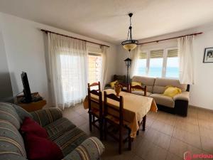 ein Wohnzimmer mit einem Tisch und einem Sofa in der Unterkunft Brisa Marina Mediterránea in Oropesa del Mar