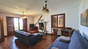Ruang duduk di Villa Paradiso Pieve by Gardadomusmea