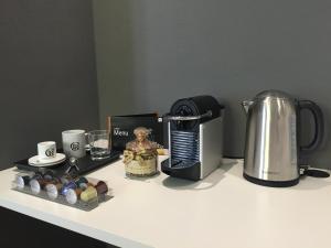 Příslušenství pro přípravu čaje a kávy v ubytování Como Luxury Rooms