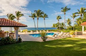 dziedziniec z basenem i palmami w obiekcie Sunny vacation Villa No 67 w mieście San Rafael del Yuma