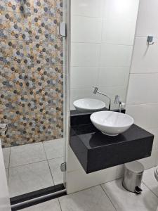 baño con 2 lavabos en una barra con ducha en Max Hotel en Brasilia