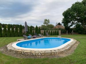 ein Pool mit einer Steinmauer um ihn herum in der Unterkunft Miris severa in Šupljak