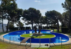 uma grande piscina com uma estátua no meio em Villa Las Hiertas - 6-8 personnes - vue mer em Alcossebre
