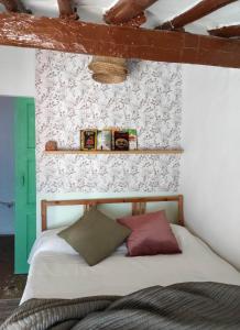 ein Schlafzimmer mit einem Bett mit zwei Kissen darauf in der Unterkunft Casa Calma en Sierra de Vicort, Zaragoza in Inogés