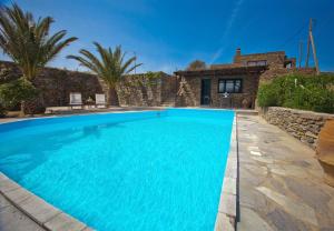 - une piscine en face d'une maison dans l'établissement Villa Melydia, à Koundouros