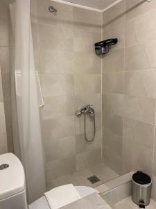 uma casa de banho com um chuveiro e um WC. em Sun & Sea em Nea Iraklia