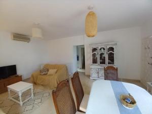 a living room with a bed and a table and a couch at Villa Las Hiertas - 6-8 personnes - vue mer in Alcossebre