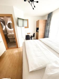 a hotel room with a bed and a desk at Im Ramsen - Familie Baier in St. Wolfgang