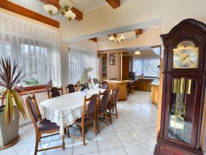 una sala da pranzo con un tavolo e un orologio a pendolo di Holiday Home in Ustronie Morskie by the Beach a Ustronie Morskie