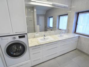 bagno con 2 lavandini e lavatrice di Holiday Home in Ustronie Morskie by the Beach a Ustronie Morskie Altre 28 foto