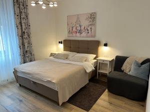 1 dormitorio con 1 cama grande y 1 sofá en Luxury city rooms, en Ogulin