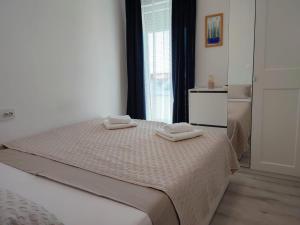 Un pat sau paturi într-o cameră la Apartment Sunrise Mandre