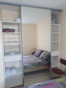 Postel nebo postele na pokoji v ubytování location chambre dans plain pied 2 chambres louable