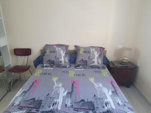 Rúm í herbergi á location chambre dans plain pied 2 chambres louable