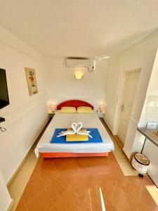 Montenegrina Apartment في بودفا: غرفة نوم بسرير عليها شريط