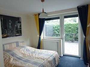 - une chambre avec un lit et une porte coulissante en verre dans l'établissement Noclegi na Heweliusza, à Sanok