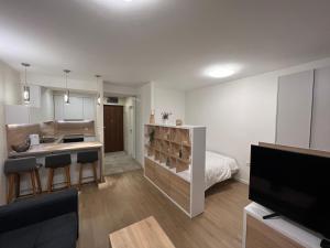 una camera con cucina e soggiorno di Apartman Sara a Zenica