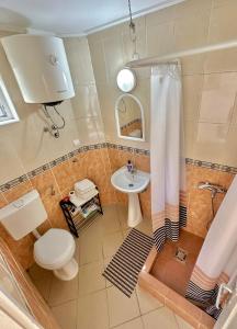 Montenegrina Apartment في بودفا: حمام مع مرحاض ومغسلة