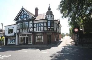 un grand bâtiment au coin d'une rue dans l'établissement Elegant 1BR Apartment, Sleeps up to 4, à Childwall