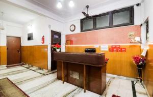 una sala d'attesa con un grande pianoforte in un edificio di OYO Hotel Kamal a Bharatpur