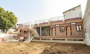 Se está construyendo una casa delante. en OYO Hotel Kamal en Bharatpur