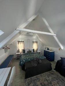 格雷頓的住宿－Little Oak Cottage，阁楼上的卧室配有两张床