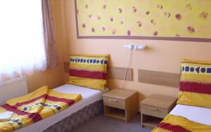 Llit o llits en una habitació de Hotel Morava