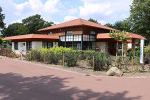 een gebouw aan de kant van een weg bij Chalet Aleblie in Susteren