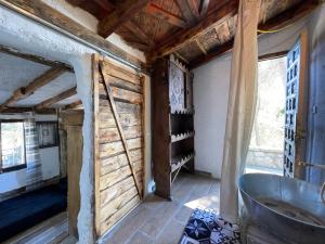Habitación con baño con bañera. en Casa Fidelina III Miraflores de la Sierra, en Miraflores de la Sierra