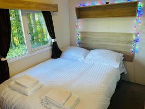 מיטה או מיטות בחדר ב-Static Caravan (2 Bedrooms) at Colliford Tavern and Holiday Site