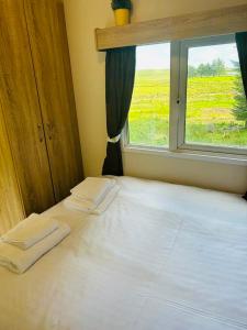 מיטה או מיטות בחדר ב-Static Caravan (2 Bedrooms) at Colliford Tavern and Holiday Site