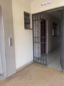 una entrada a un edificio con una puerta giratoria en Nairobi Affordable studio apartments hosted by Lilian, en Nairobi