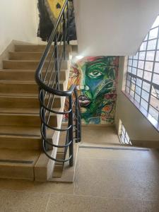 um mural de um rosto numa parede ao lado das escadas em Nairobi Affordable studio apartments hosted by Lilian em Nairobi