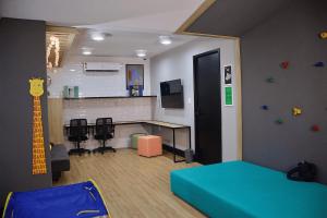 Zimmer mit einem Bett, einem Schreibtisch und Stühlen in der Unterkunft Park Del Prado #603 - Intermares por Carpediem in Cabedelo