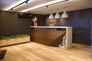 ein Raum mit einer Theke und einigen Pflanzen und Lichtern in der Unterkunft Park Del Prado #603 - Intermares por Carpediem in Cabedelo