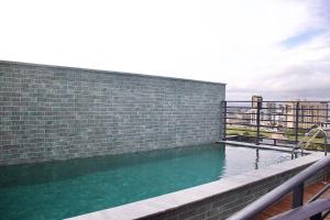 a swimming pool on the side of a building at Park Del Prado #603 - Intermares por Carpediem in Cabedelo