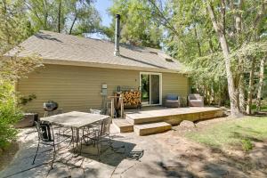 une terrasse arrière avec une table et des chaises dans l'établissement Pet-Friendly Boise Getaway 2 Mi to Downtown!, à Boise