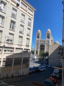 una calle frente a un edificio con dos torres en Soo Major Magnifique T2 au Panier, en Marsella