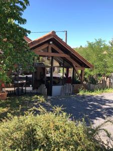 a gazebo with a picnic table in a yard at Le Kiosque de Compostelle in Espaly-Saint-Marcel