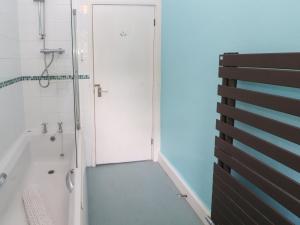ein Badezimmer mit einer Dusche, einem WC und einer Badewanne in der Unterkunft 1 Field Foot Cottage in Ambleside + 21 Fotos