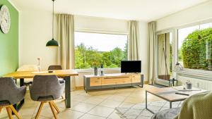 ein Wohnzimmer mit einem Tisch und einem TV in der Unterkunft Tannenblick in Schönwald
