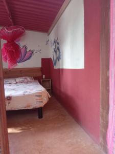 Säng eller sängar i ett rum på Hostal Caparazona