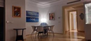 - une salle à manger avec une table et des chaises dans l'établissement Le Bleu Céleste, à Hammamet